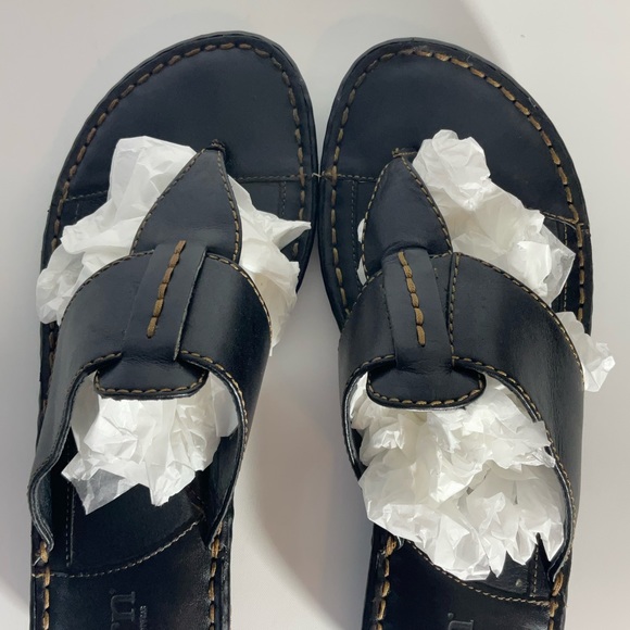 Born Black Leather Between Toe Sandals Gently Used & In Great Condition; Size 8 - Picture 14 of 15